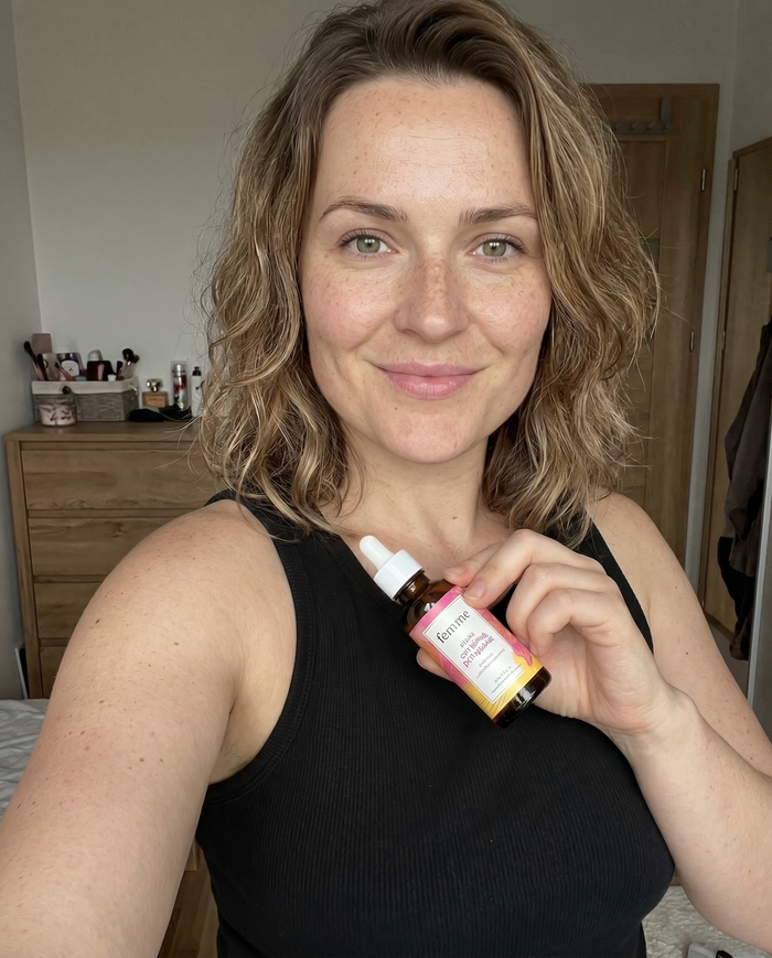Klientka femme z olejkiem w lazience