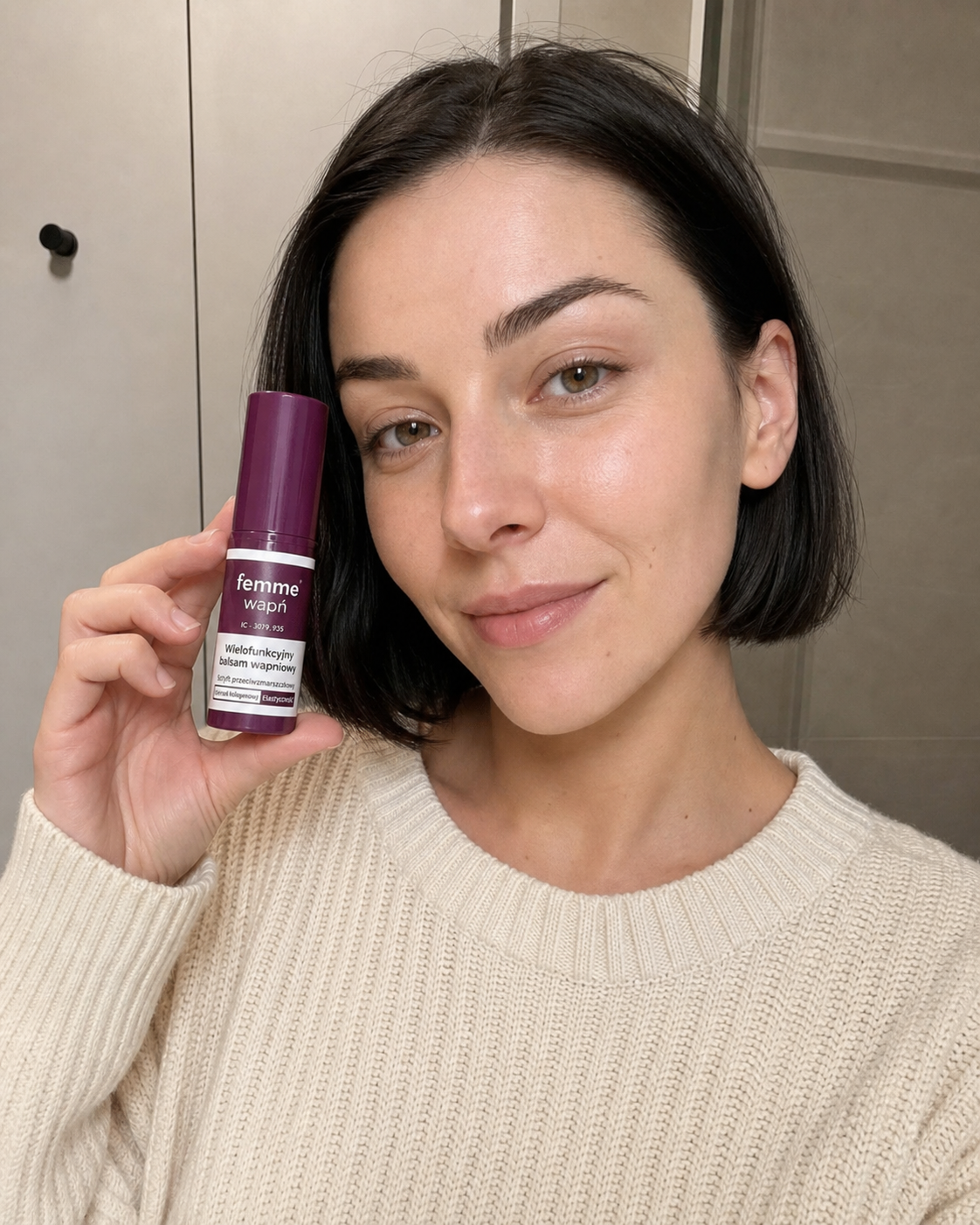 Klientka femme - produkt w dłoni