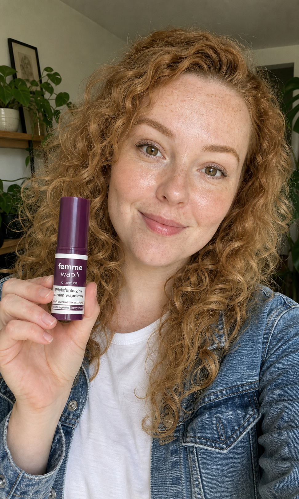 Klientka femme - produkt w dłoni